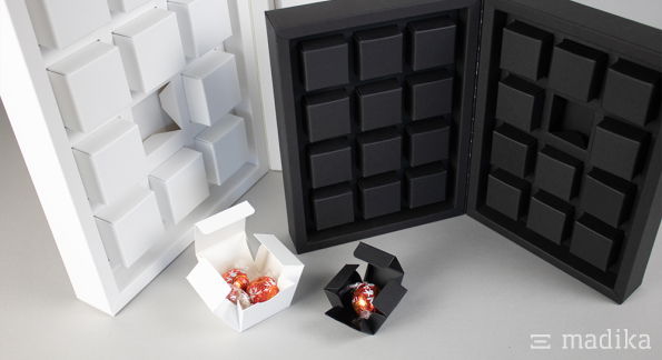 Adventskalender aus weißem und schwarzem Karton