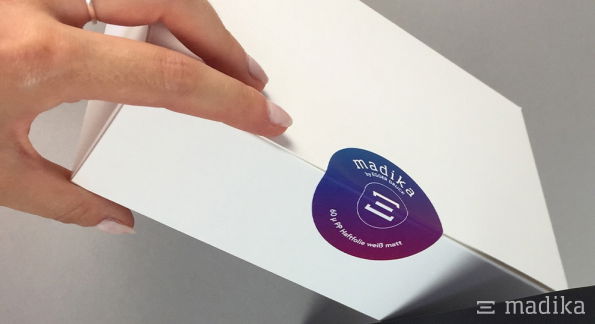 Bedrucktes Etikett auf Schachtel