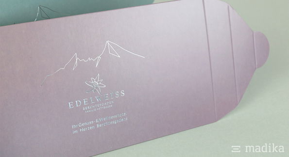 Flachkartonhülle mit Steckverschluss und Veredelung