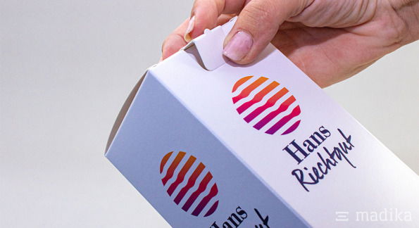 Flaschenverpackung Premium wird an der Lasche geöffnet