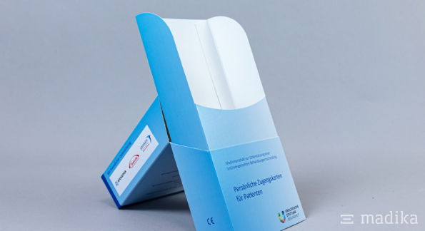 Flyerständer in Blau bedruckt