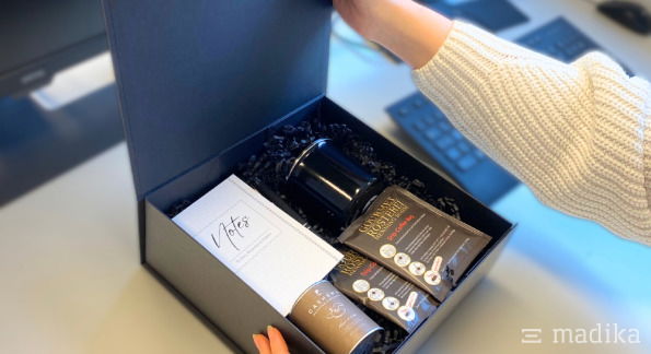 Geöffnete Geschenkbox Warm Welcome