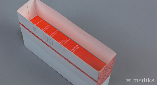 Karton-Banderole geklebt