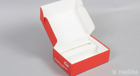 Rote gekrempelte Klappschachtel mit individuellem Inlay