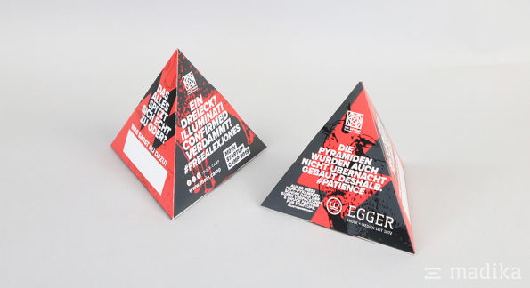 Zwei bedruckte Pyramidenaufsteller