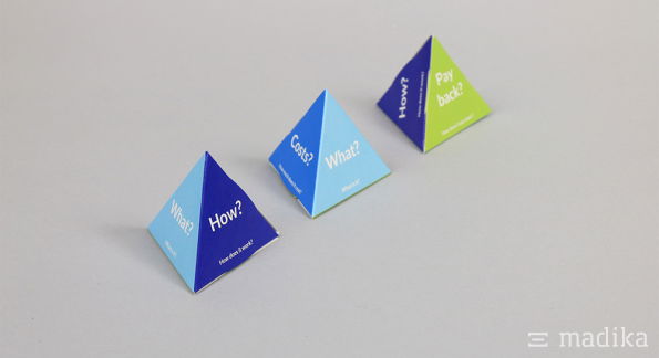 Pyramidenaufsteller in Blautönen