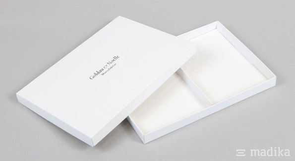 Stülpschachtel gekrempelt mit schwarzem Druck auf dem Deckel