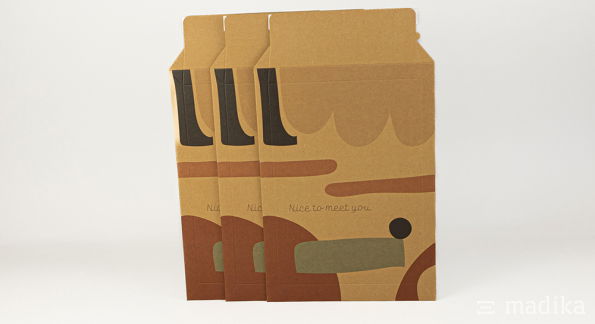 Versandtasche aus braunem Karton Versandtasche aus braunem Karton