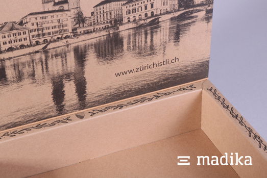 Naturkarton-Schachtel mit Hohlwand und schwarzem Druck auf der Innenseite des Deckels. Naturkarton-Schachtel mit Hohlwand und schwarzem Druck auf der Innenseite des Deckels