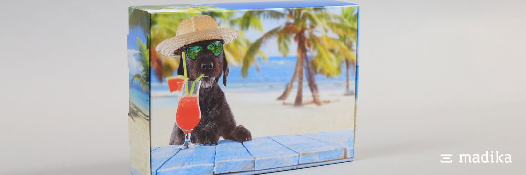 Diese Klappschachtel wirbt mit einem originellen Urlaubsmotiv. Klappschachtel gekrempelt bedruckt mit Urlaubsmotiv