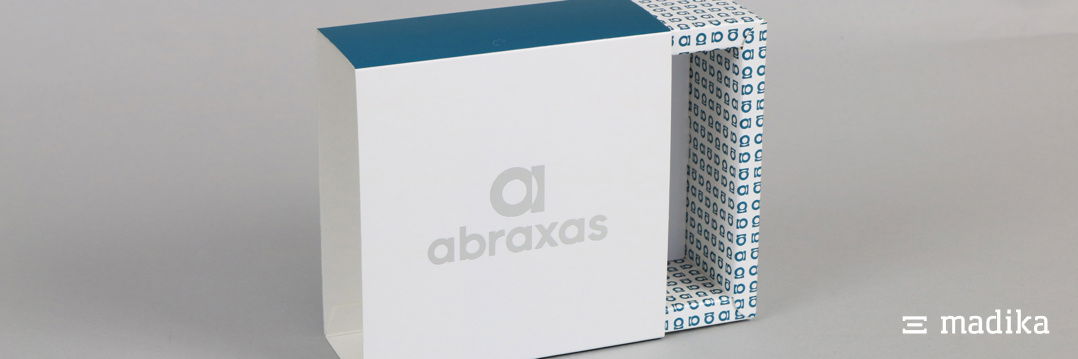 Die kleine Schiebeschachtel mit Hohlwand sieht dank dezenter Bedruckung Veredelung sehr hochwertig aus. Kleine Schiebeschachtel mit Hohlwand, Bedruckung und Veredelung