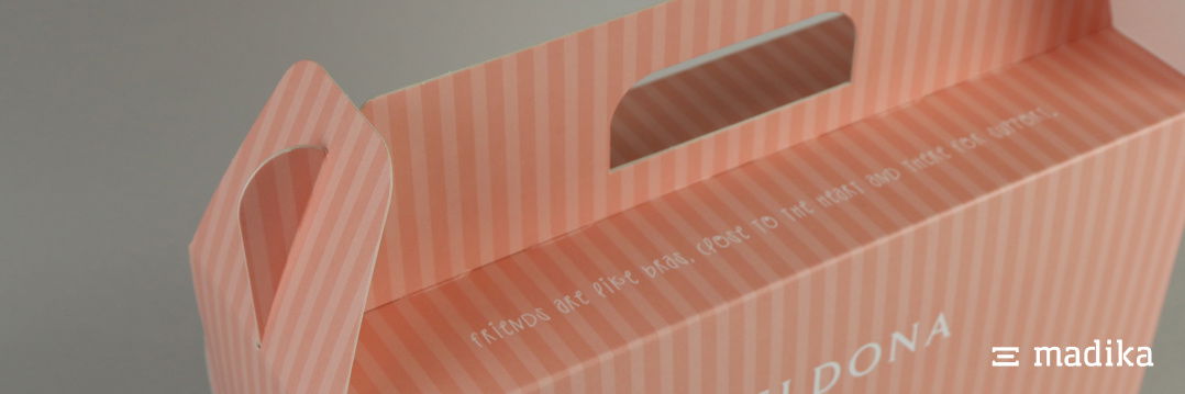 Auch der Haltegriff einer Tragegriffschachtel kann individuell bedruckt werden. Detail Tragegriffschachtel Haltegriff