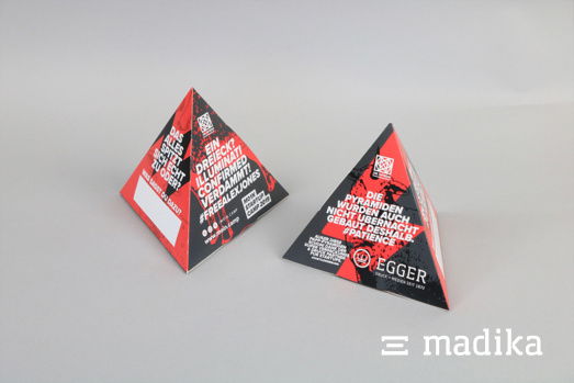 Die kleinen Pyramidenaufsteller eignen sich perfekt für Messen und Konferenzen. Kleine Pyramidenaufstellet mit moderner Bedruckung