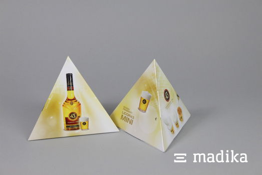 Kleine Pyramidenaufsteller passen gut auf Tische und Theken, um Getränkekarten zu ersetzen. Pyramidenaufsteller als Werbeaufsteller für Getränke