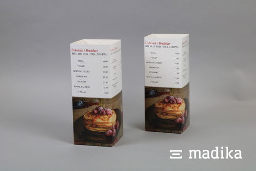 Die Vierkantaufsteller aus Karton eignen sich perfekt als Menükarte für die Gastronomie. Vierkantaufsteller aus Karton als Menükarte für Gastronomie