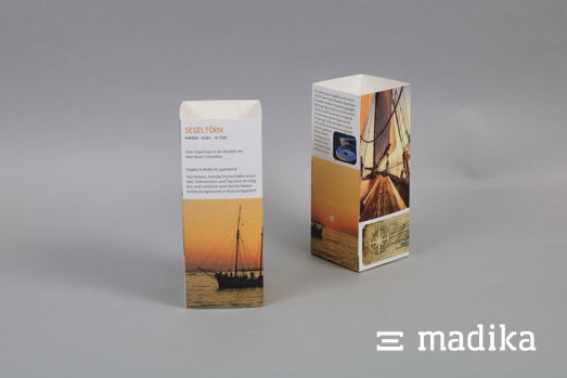 Der Vierkantaufsteller dient bei Messen als praktischer Werbeaufsteller. 4-Kant-Aufsteller mit Urlaubsmotiv als Werbeaufsteller