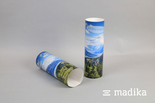 Zylinderaufsteller sind schnell aufgebaut und eignen sich daher für viele Zwecke. Zylinderaufsteller mit bunter Bedruckung aus Karton