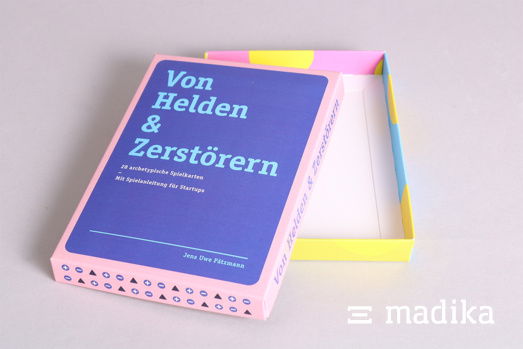 Bunt bedruckte Stülpschachtel für Spielkarten - das Innere bleibt weiß. Bunt bedruckte Stülpschachtel gekrempelt