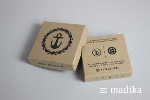 Stülpschachteln gekrempelt bieten wir in unterschiedlichen Kartonsorten an, z.B. auch in braunem Naturkarton. Stülpschachtel gekrempelt aus braunem Naturkarton mit schwarzer Bedruckung