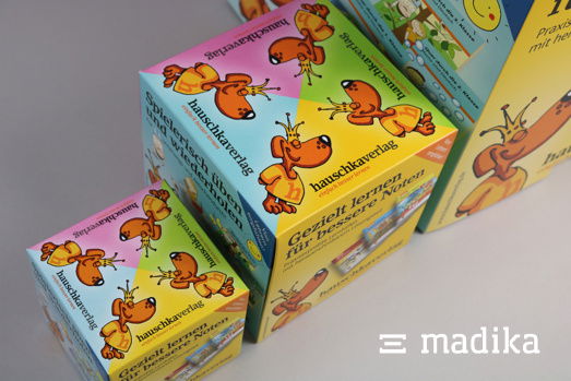 Die Aufsteller sind von allen Seiten bedruckbar und damit ideal für Messen. Aufsteller in Würfelform für eine Fachmesse