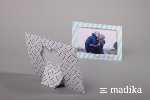 So sehen Bilderrahmen von vorne und von hinten aus. Bilderrahmen Vorderansicht und Rückansicht aus Karton