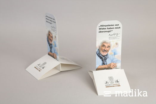 Aufziehaufsteller für Tische, Tresen und Rezeptionen. Aufziehaufsteller bedruckt stehend Seitenansicht