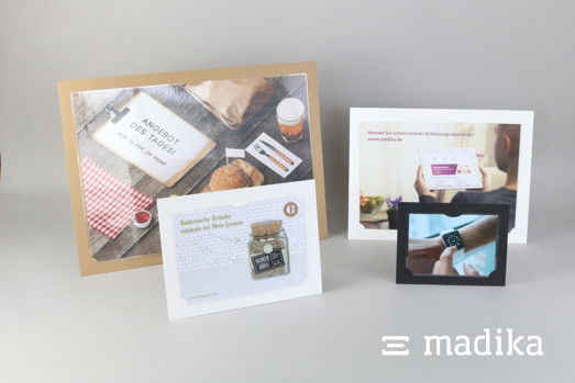 Thekenaufsteller-Vielfalt aus verschiedenen Materialien und Größen. Thekenaufsteller in Querformat in verschiedenen Größen