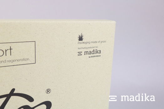 Detail einer schwarz bedruckten Steckmappe aus Graspapier. Detail einer schwarz bedruckten Steckmappe aus Graspapier