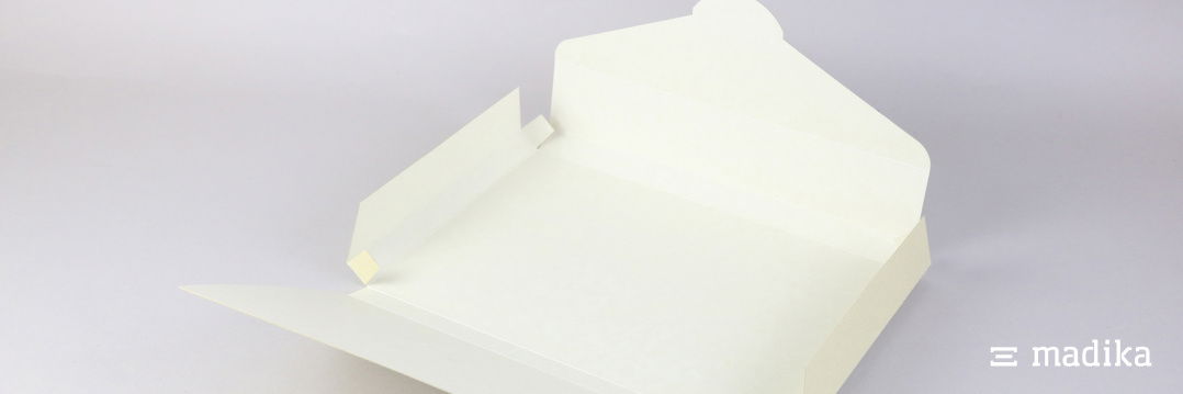 Unbedruckte Steckmappe offen aus Graskarton. Unbedruckte Steckmappe offen aus Graskarton