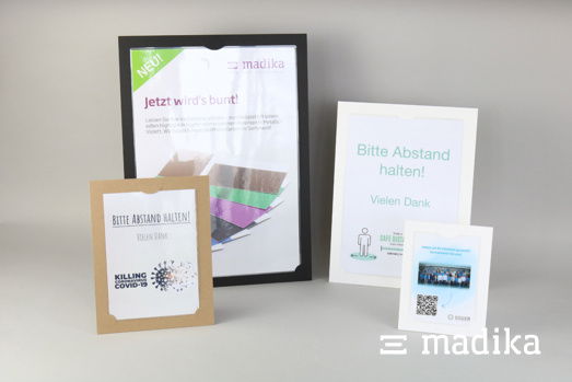 Thekenaufsteller aus verschiedenen Materialien, bestückt mit Plakaten und Aushängen Thekenaufsteller aus verschiedenen Materialien, bestückt mit Plakaten und Aushängen