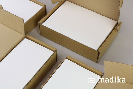 Unsere Versandkartons sind aufgebaut wie Klappschachteln und haben an den Seiten kleine Laschen, die in den Bodenteil eingesteckt werden, damit die Schachteln sicher verschlossen sind. Schachtel mit Deckel für den Versand aus Wellpappe