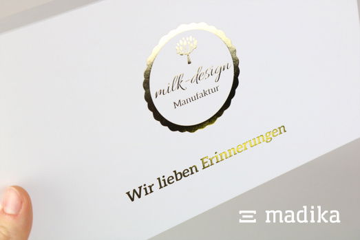 Veredelte Highlights auf einem Faltkarton. Veredelte Highlights auf einem Faltkarton.