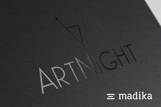 Diese Schachtel aus schwarzem Naturkarton wurde mit einer partiellen UV-Lackierung veredelt. Schwarze Naturkartonschachtel mit partieller UV-Lackierung