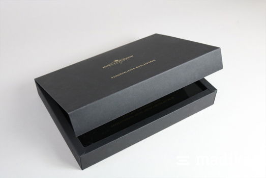 Hochwertige Magnetschachtel aus schwarzem Naturkarton. Schwarze edle Magnetschachtel
