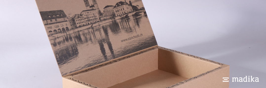 Diese braune Klappschachtel wurde auf der Innenseite des Deckels bedruckt. Detail einer Klappschachtel mit Hohlwand aus braunem Naturkarton