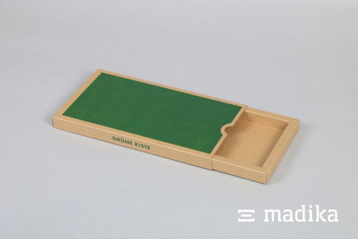 Die Schiebeschachtel mit Hohlwand besteht aus braunem Naturkarton und wurde in einem knalligen Grün bedruckt. Stylisch! Schiebeschachtel aus braunem Naturkarton