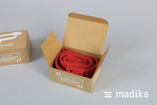 Braune Naturkartonschachtel mit weißer Bedruckung Braune Naturkartonschachtel mit weißer Bedruckung