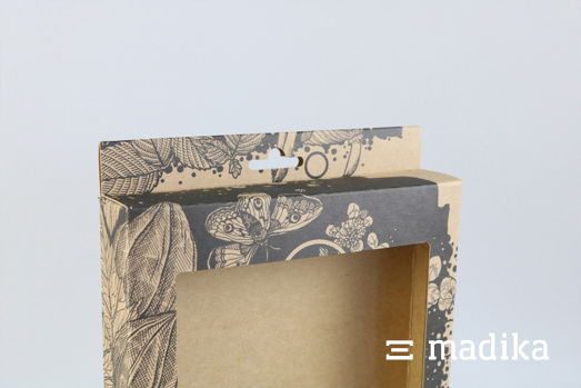 Diese Faltschachtel aus braunem Naturkarton wurde mit einer Eurolochung und einem Sichtfenster ausgestattet. Faltschachtel mit Eurolochung und schwarzer Bedruckung