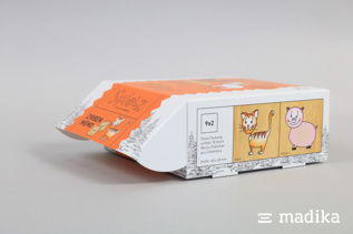 Liebevoll gestaltete Klappschachtel gekrempelt. Halb geöffnete Klappschachtel gekrempelt