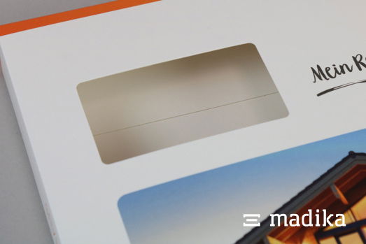 Printmailings können mit oder ohne Sichtfenster ausgestattet werden. Printmailing mit Bedruckung und Sichtfenster