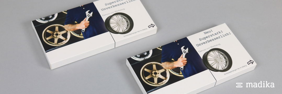 Printmailings können kreativ gestaltet werden, so dass sie zu Ihnen passen. Zwei bedruckte Printmailings für einen Automobilhandel