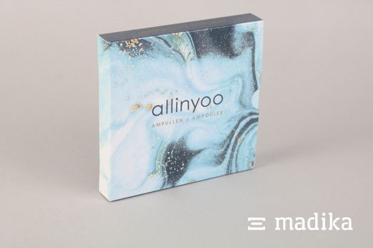 Diese Schiebeschachtel mit auffälliger Bedruckung ist ein Hingucker im Regal oder zuhause. Geschlossene Schiebeschachtel bedruckt mit umlaufendem Hohlrand