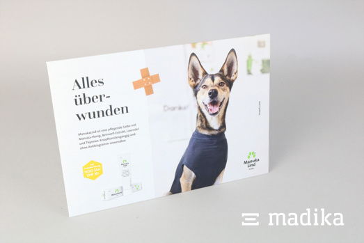 Aufsteller Beispiel: Bedruckte Leichtplakate dienen oft in Praxen und Geschäften als Werbe- oder Informationstafel. Aufsteller Beispiel: Bedrucktes Leichtplakat in Querformat