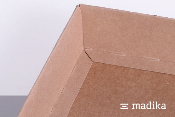 Das Innere einer gekrempelten Stülpschachtel der Option 2. Innere Ecke einer braunen Stülpschachtel gekrempelt