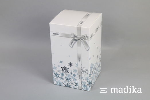 Perfekter Druck für eine Faltschachtel als Geschenkverpackung: Das Geschenkband ist bereits aufgedruckt. Faltschachtel nach Maß mit bedrucktem Geschenkband