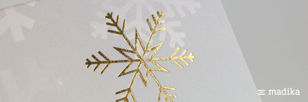 Diese Faltschachtel erstrahlt dank der goldenen Heißfolienprägung im weihnachtlichen Geschenke-Design. Faltschachtel mit goldener Heißfolienprägung als Veredelung