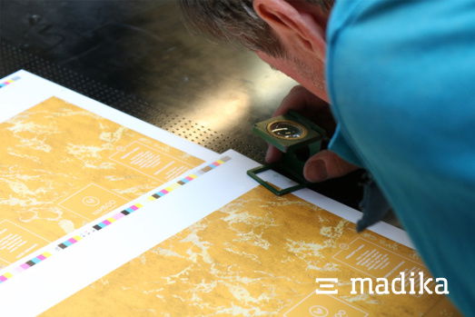 Ihre Bögen unterziehen sich bei uns einer strengen Qualitätskontrolle. Farbemessen für das bestmöglichste Druckergebnis