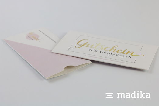 Bedruckte Kartenhüllen können gut als Gutscheinhüllen verwendet werden. Kartenhülle als Gutscheinhülle