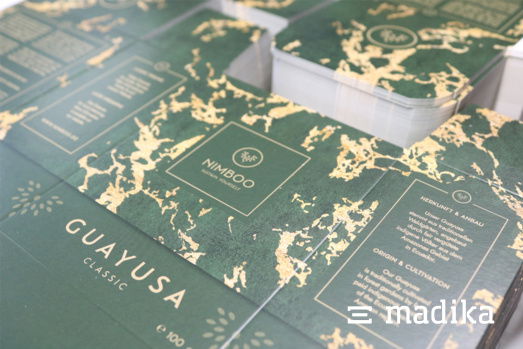 Fertig gestanzte und ausgebrochene Papierbögen, bereit zum Falten. Ausbrechen der fertigen Verpackungen aus den Bögen