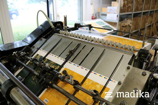 Stanzen der Druckbögen. Stanzen der Druckbögen